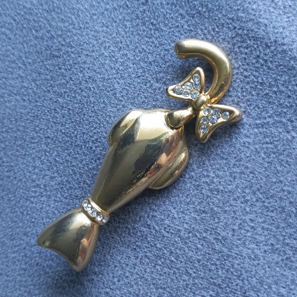 Vintage gold toned cat brooch